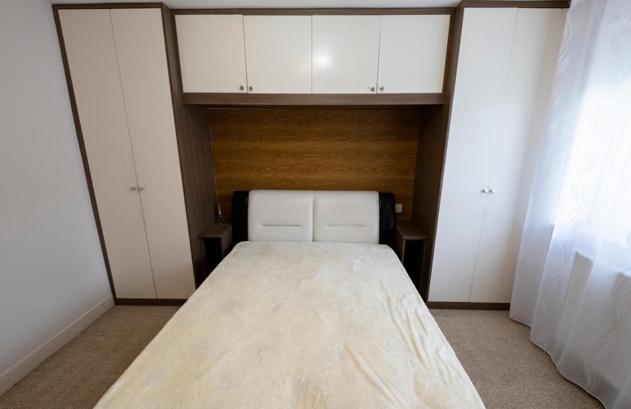 Immaculate 2-Bed Apartment In Isleworth By River Kültér fotó