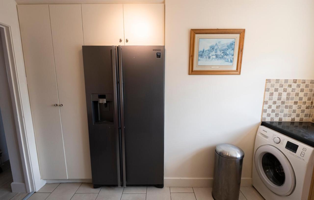 Immaculate 2-Bed Apartment In Isleworth By River Kültér fotó