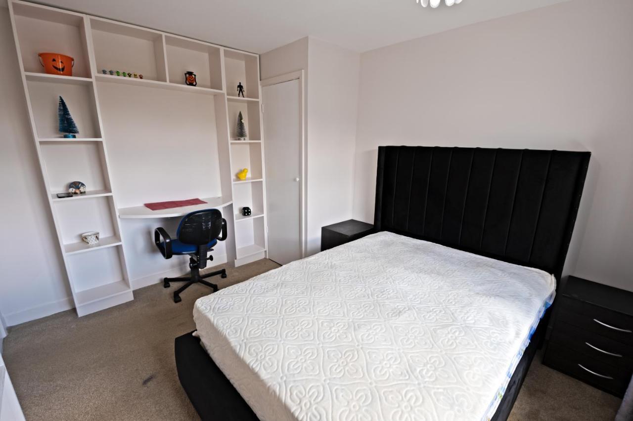 Immaculate 2-Bed Apartment In Isleworth By River Kültér fotó